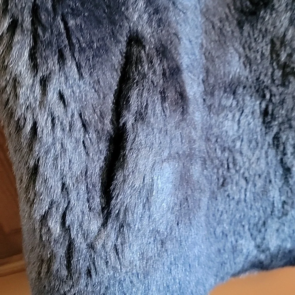 Tahari-Navy faux fur vest, collared Size Large  NWT. - Picture 9 of 9